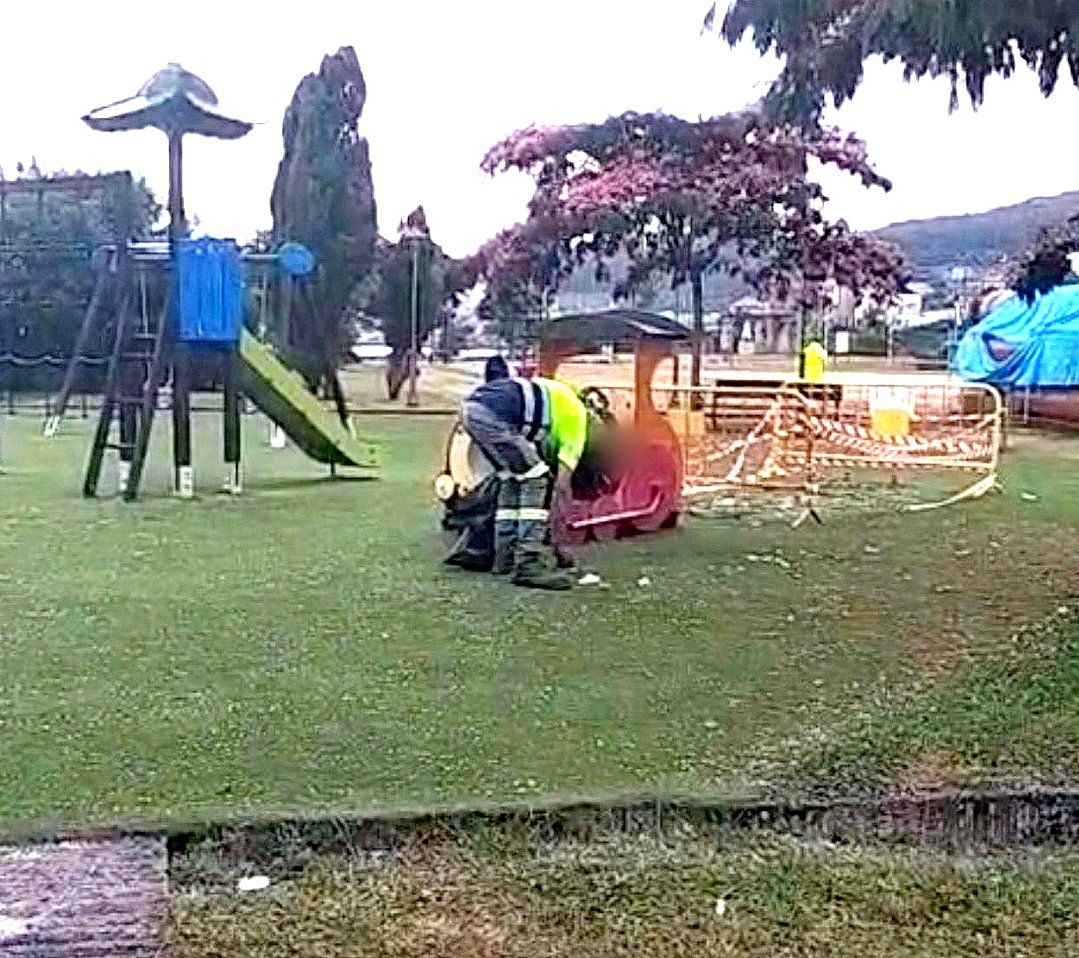 Imaxe pixelada dun operario realizando labores de limpeza nun parque infantil en Poio durante a folga