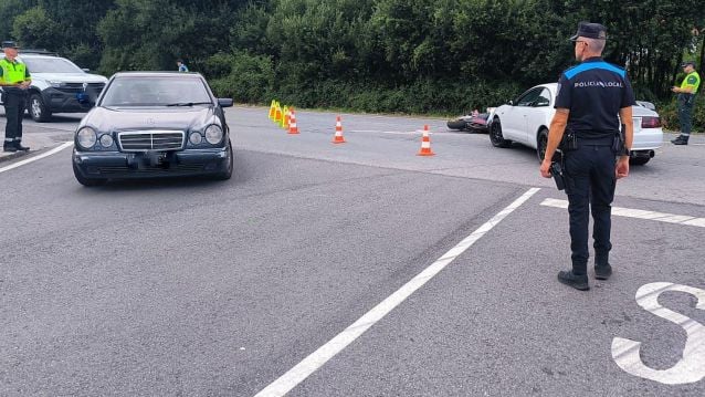 Accidente entre un turismo e unha motocicleta en Vilagarcía