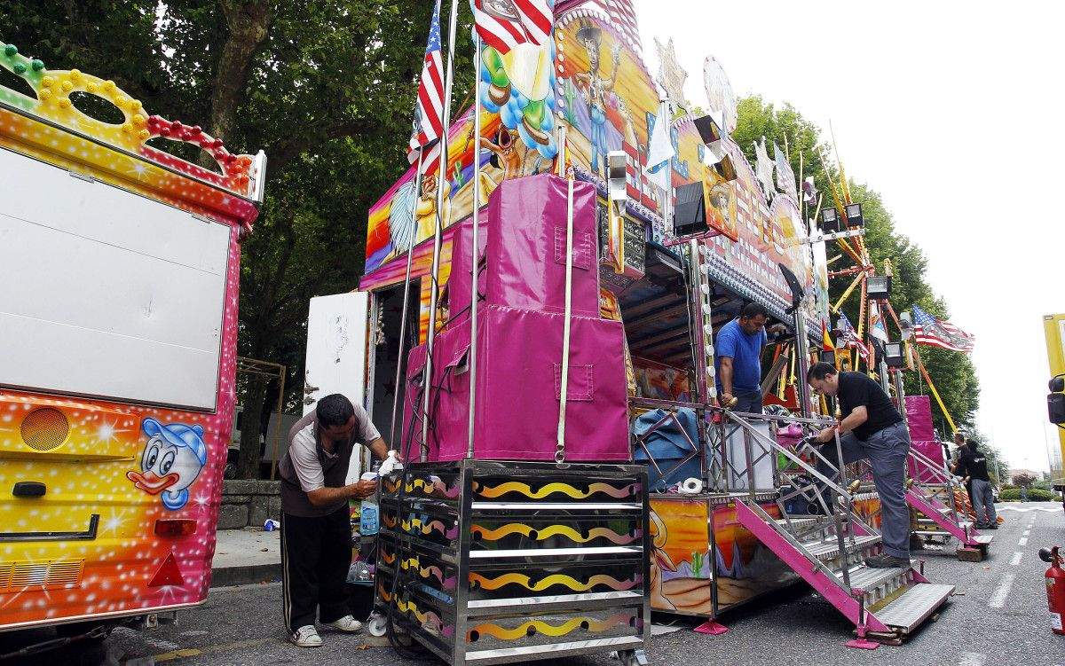 Instalación de las atracciones en las Festas de la Peregrina 2015