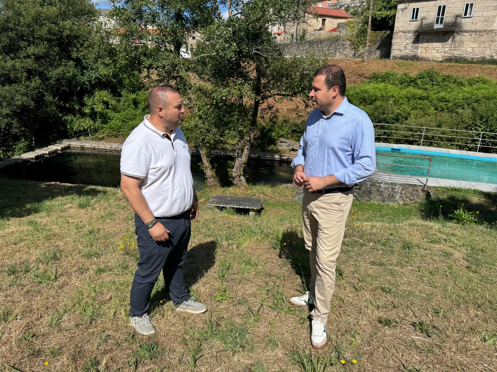 Jorge Cubela e Javier Lois Abal 'Chufi', nas piscinas fluviais de Viascón