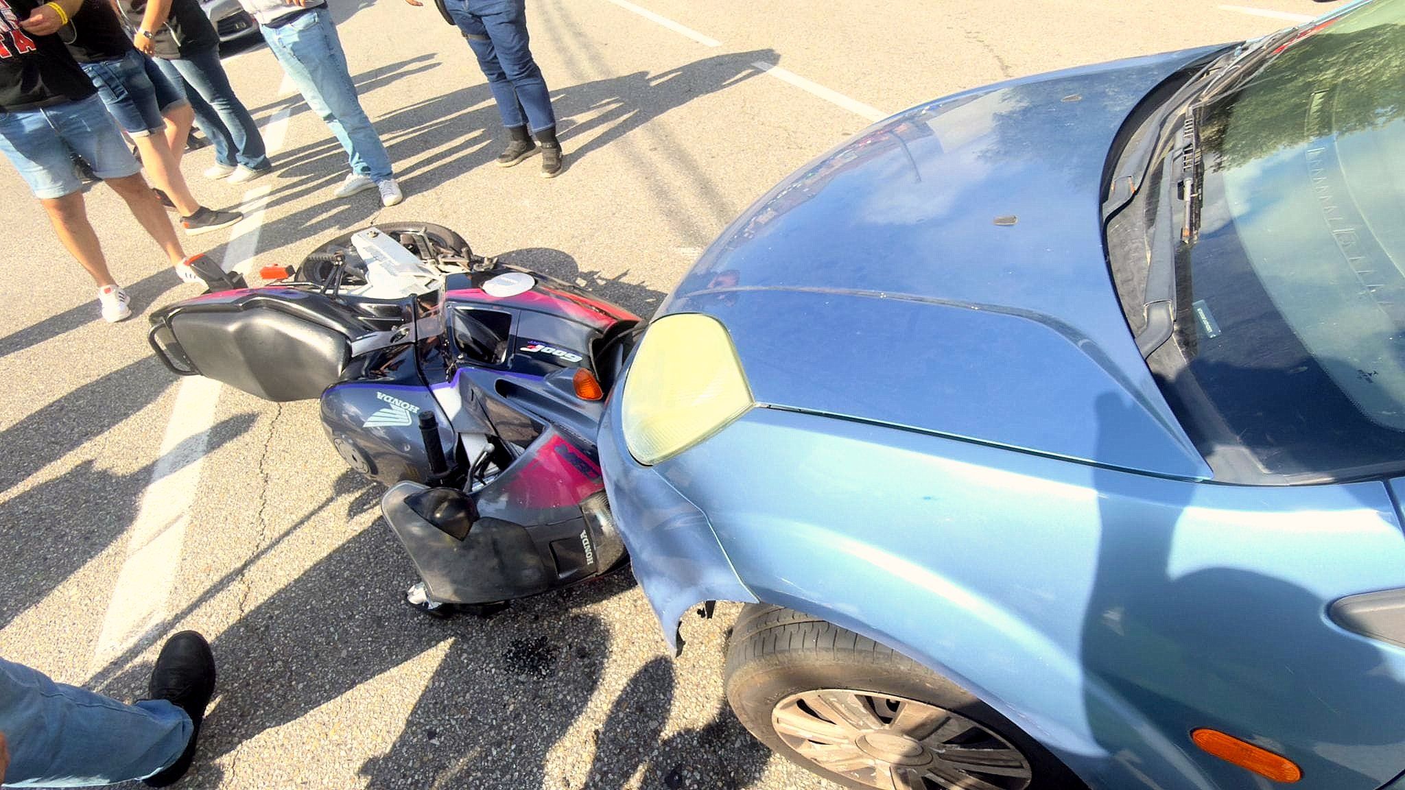 Accidente entre turismo y motocicleta en Cambados