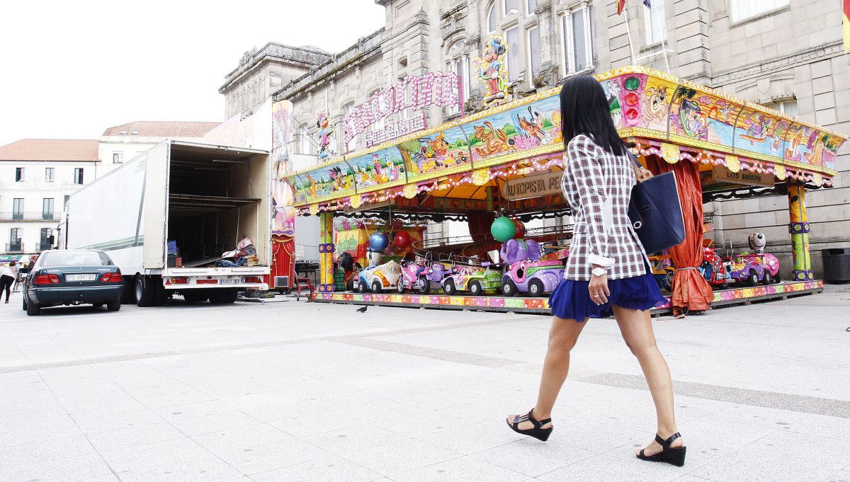Instalación de las atracciones de las Festas da Peregrina 2015