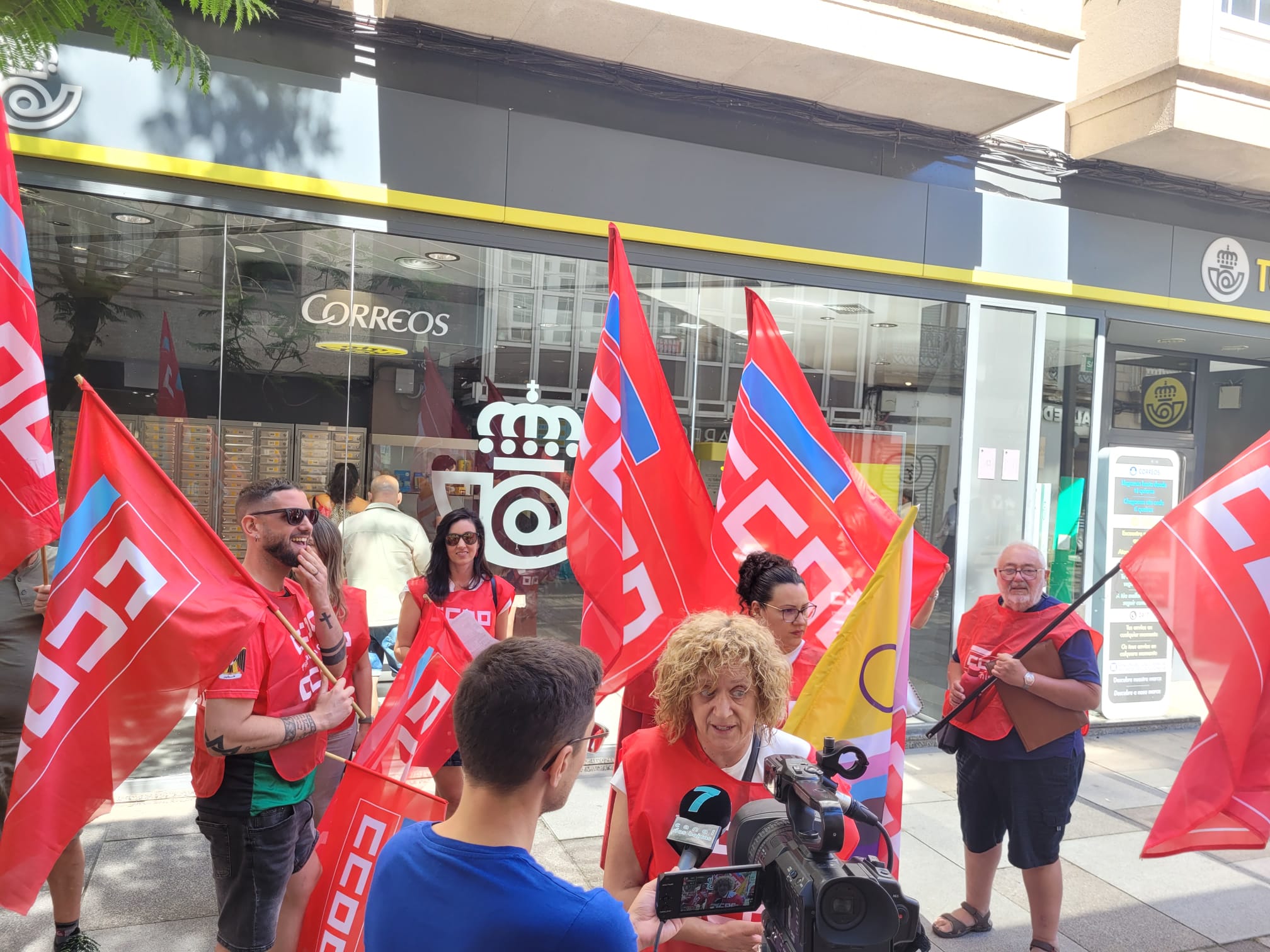 Concentración de protesta en la oficina de Correos de Vilagarcía