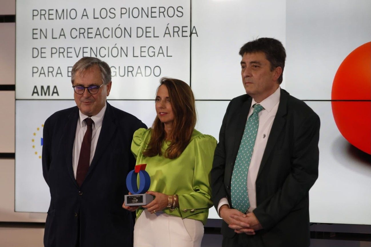 Raquel Murillo, directora xeral de A.M.A., recolle o Premio A TU SALUD