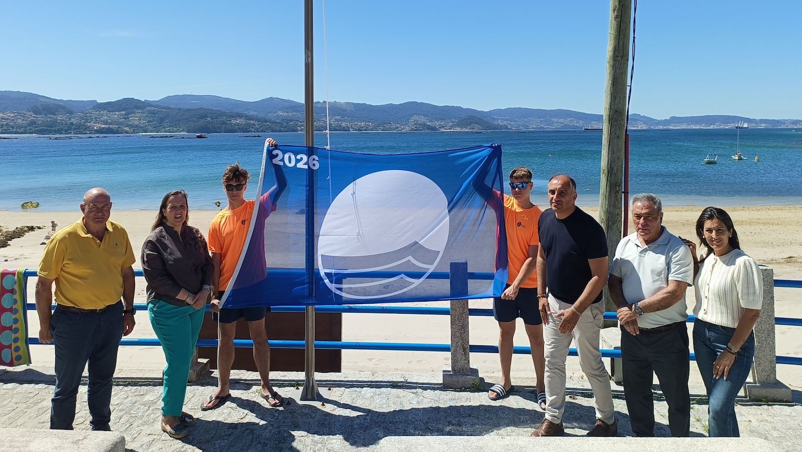Izado de la bandera azul en la playa de O Laño