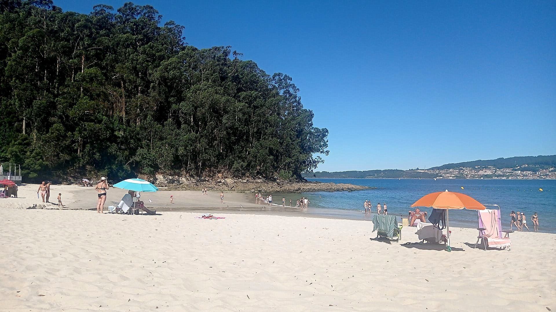Bañistas na praia de Mogor nesta vaga de calor