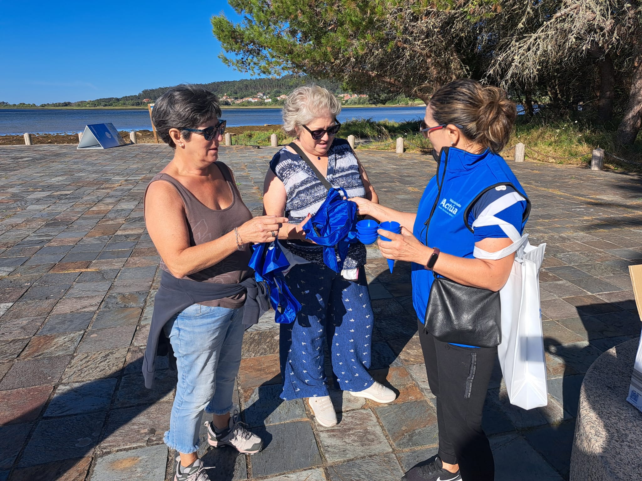 Mariscadoras reparten material sobre recollida de residuos