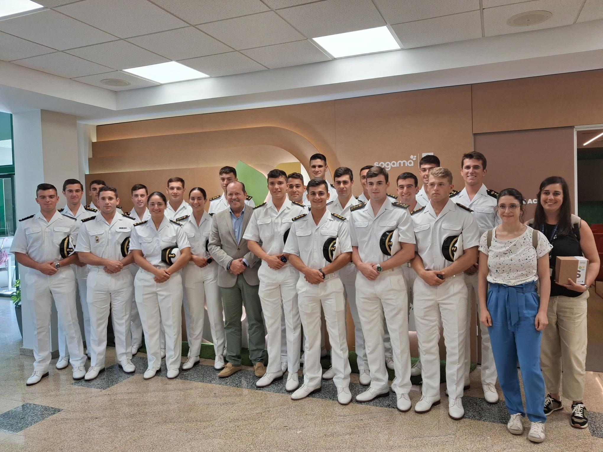 O alumnado da Escola Naval co presidente de Sogama, Javier Domínguez Lino