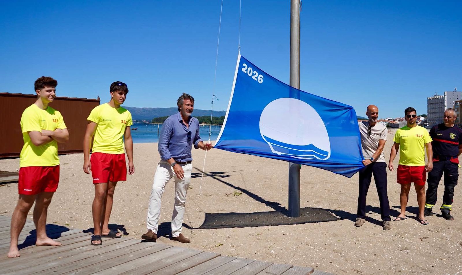 Izado da bandeira azul na praia de Compostela