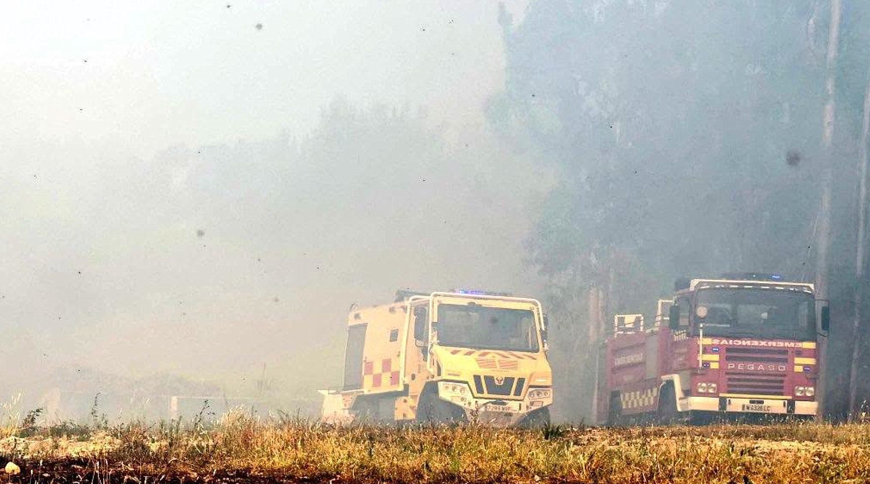 Servizos de extinción no incendio en Cambados