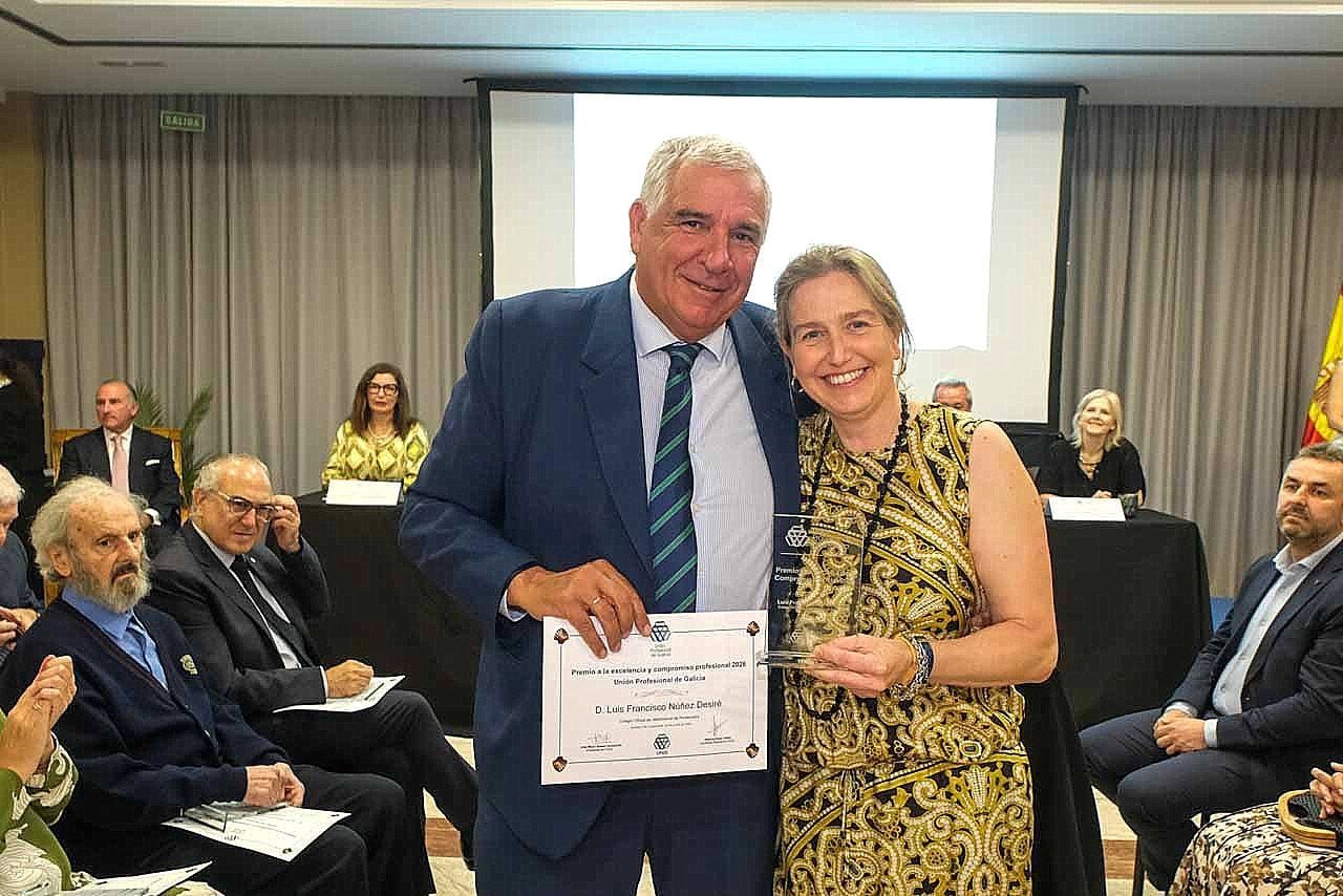 Luis Núñez Desiré e María Magariños no acto de entrega do premio