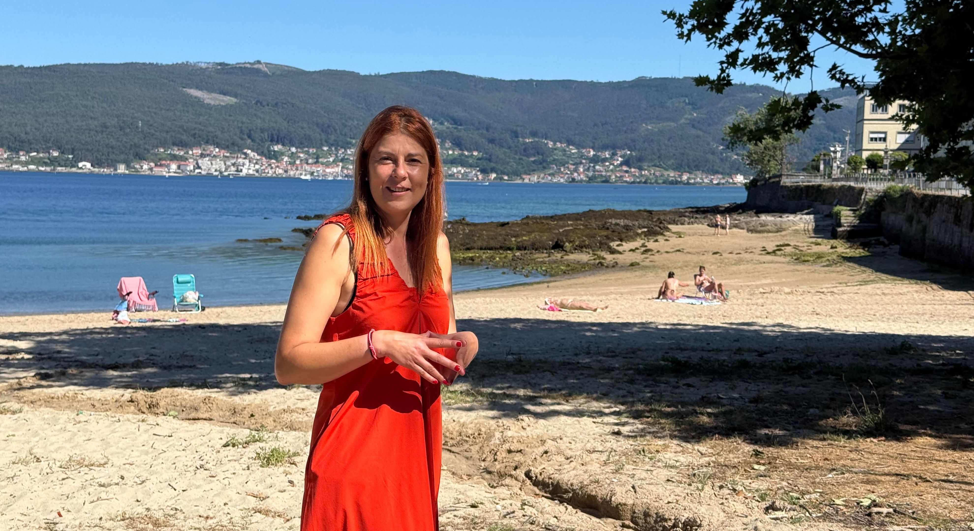 La concejala Beatir Rey en la Playa de A Posta