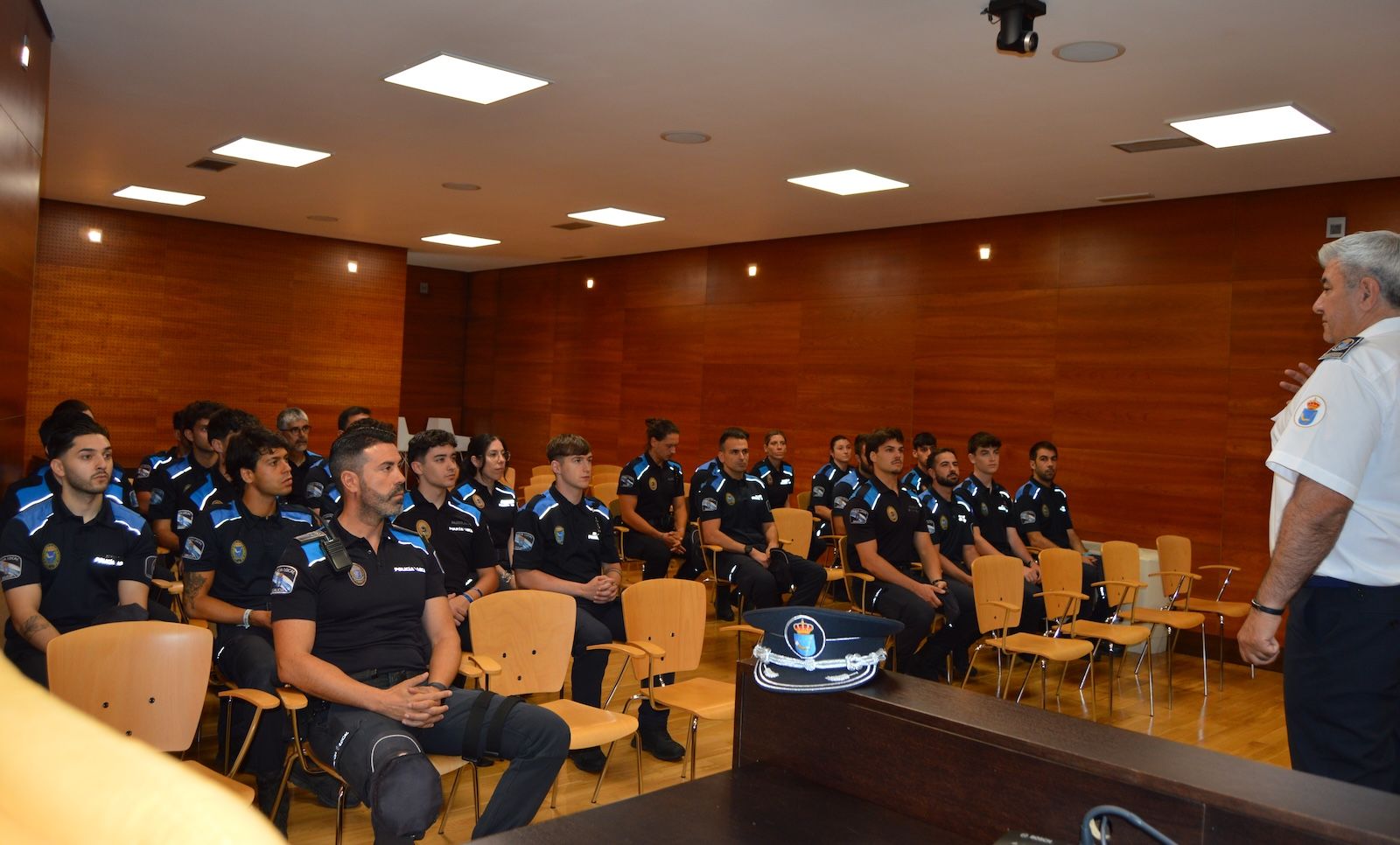Recepción a los auxiliares para la Policía Local de Sanxenxo