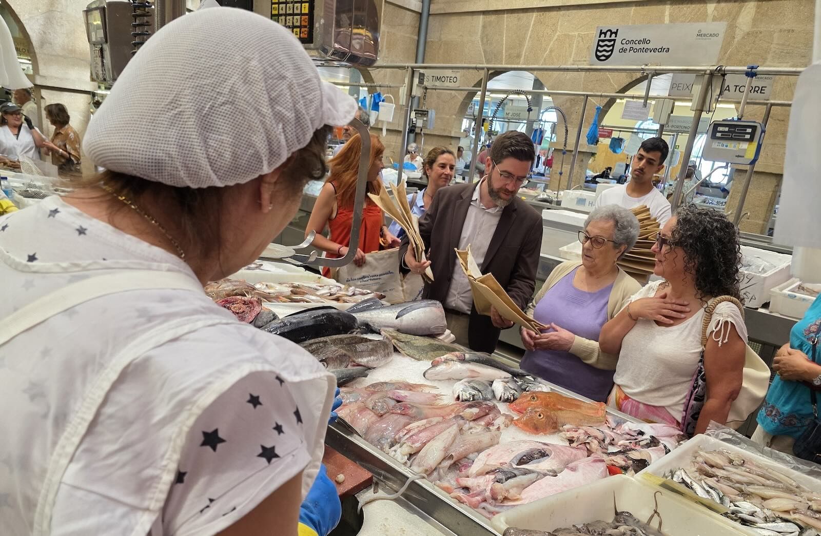 Reparto de bolsas de tela en el mercado de abastos