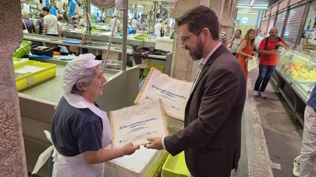 Reparto de bolsas de tea no mercado de abastos