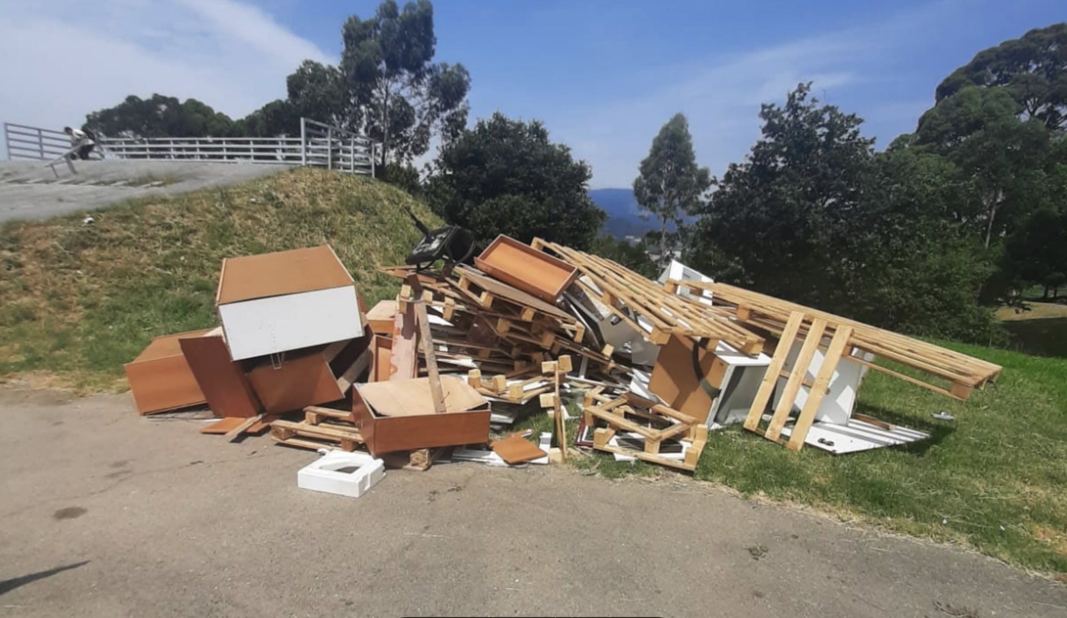Vertedura incontrolada de mobles en Monte Porreiro