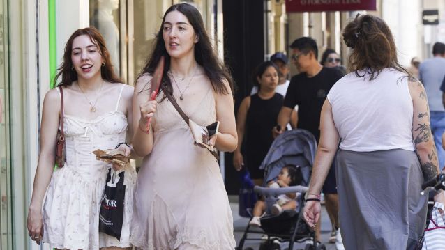 Gente por Pontevedra en plena ola de calor