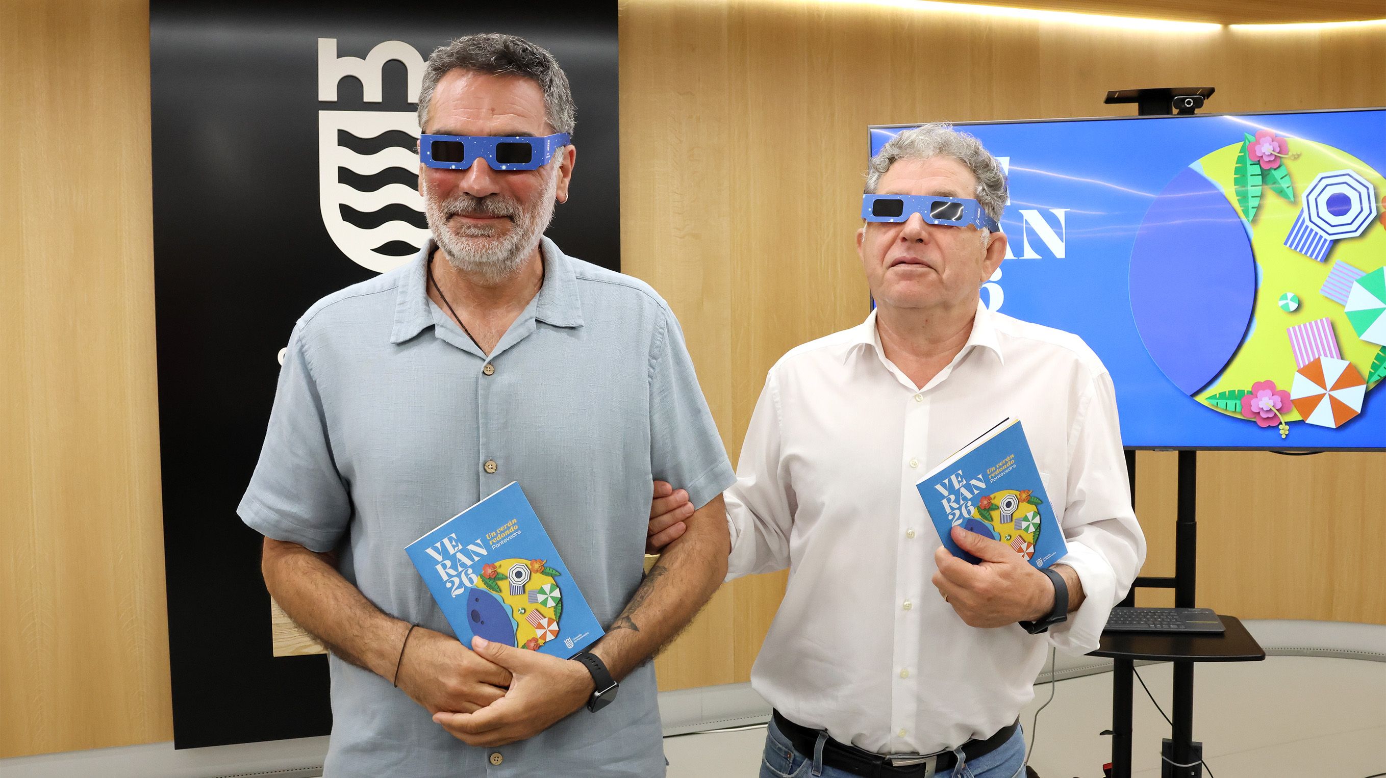 Demetrio Gómez e Miguel Anxo Fernández Lores cos lentes para ver a eclipse presentan o programa das Festas de Verán