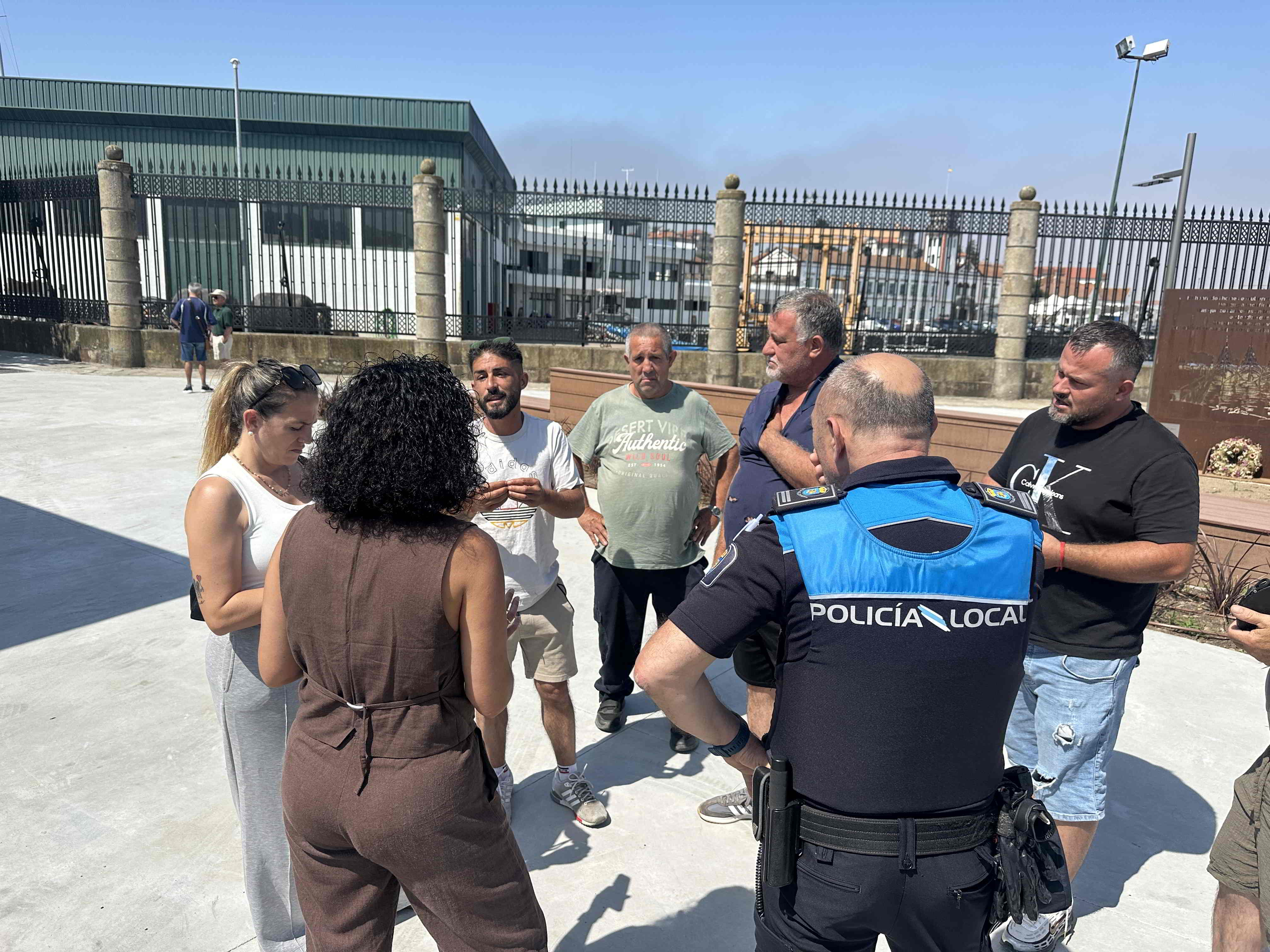 Xuntanza da concelleira Marián Sanmartín cos feirantes para preparar as Festas do Carme