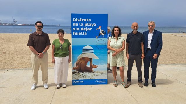 Exposición 'Disfruta de la playa sin dejar huella', en la playa de Compostela Exposición 'Disfruta de la playa sin dejar huella', en la playa de Compostela