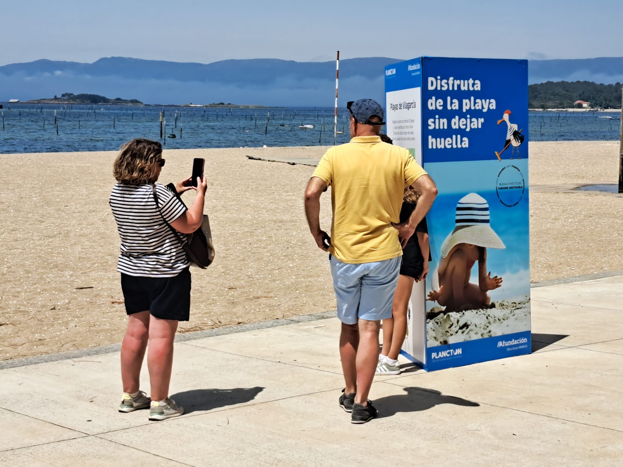 Exposición 'Disfruta de la playa sin dejar huella', en la playa de Compostela