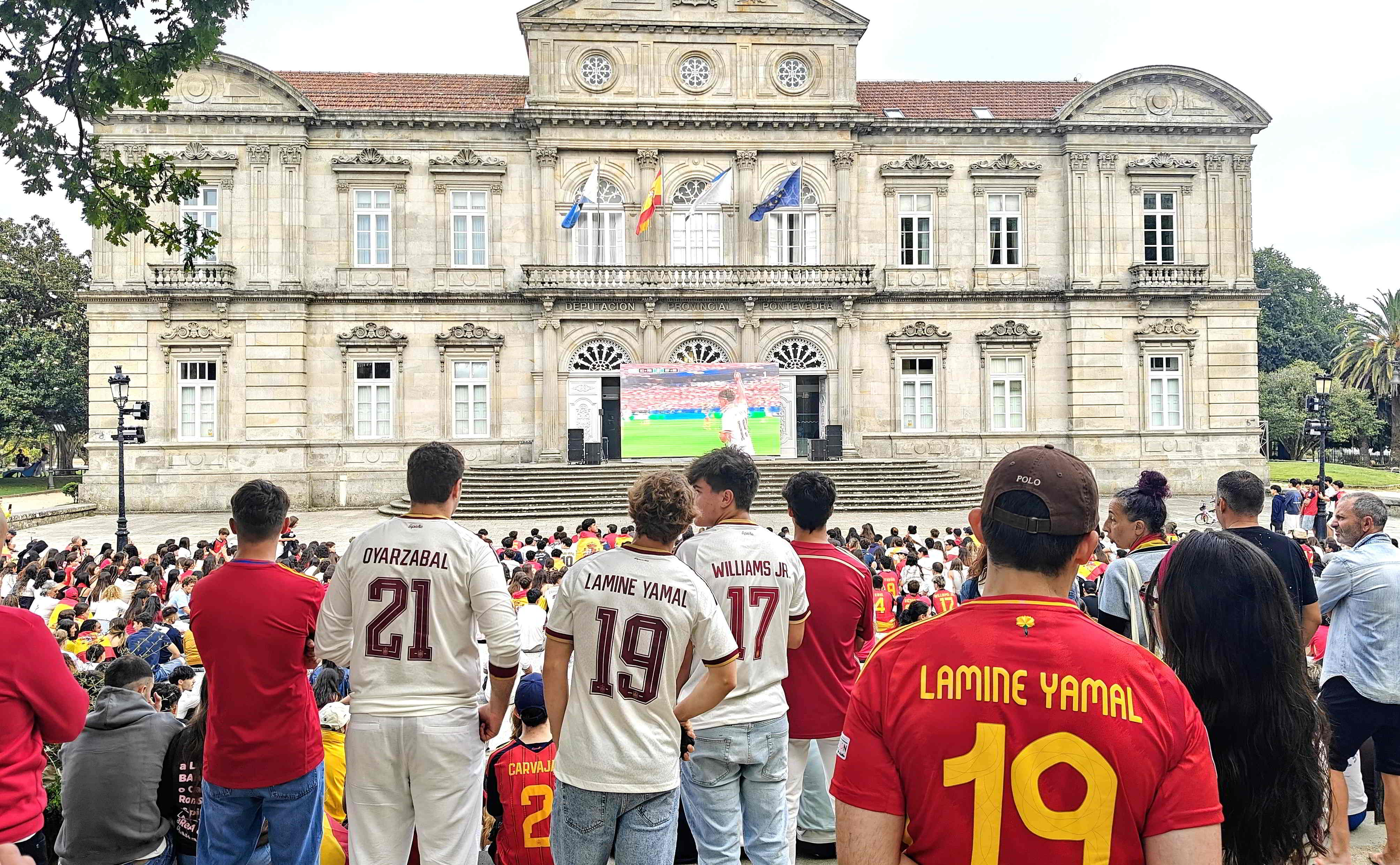 Afeccionados seguindo o partido