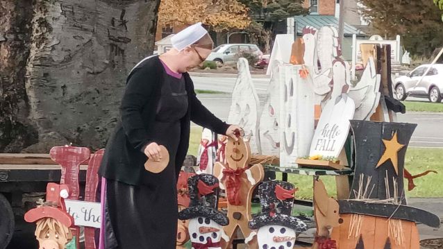 Produtos artesanais á venda diante dunha vivenda Produtos artesanais á venda diante dunha vivenda