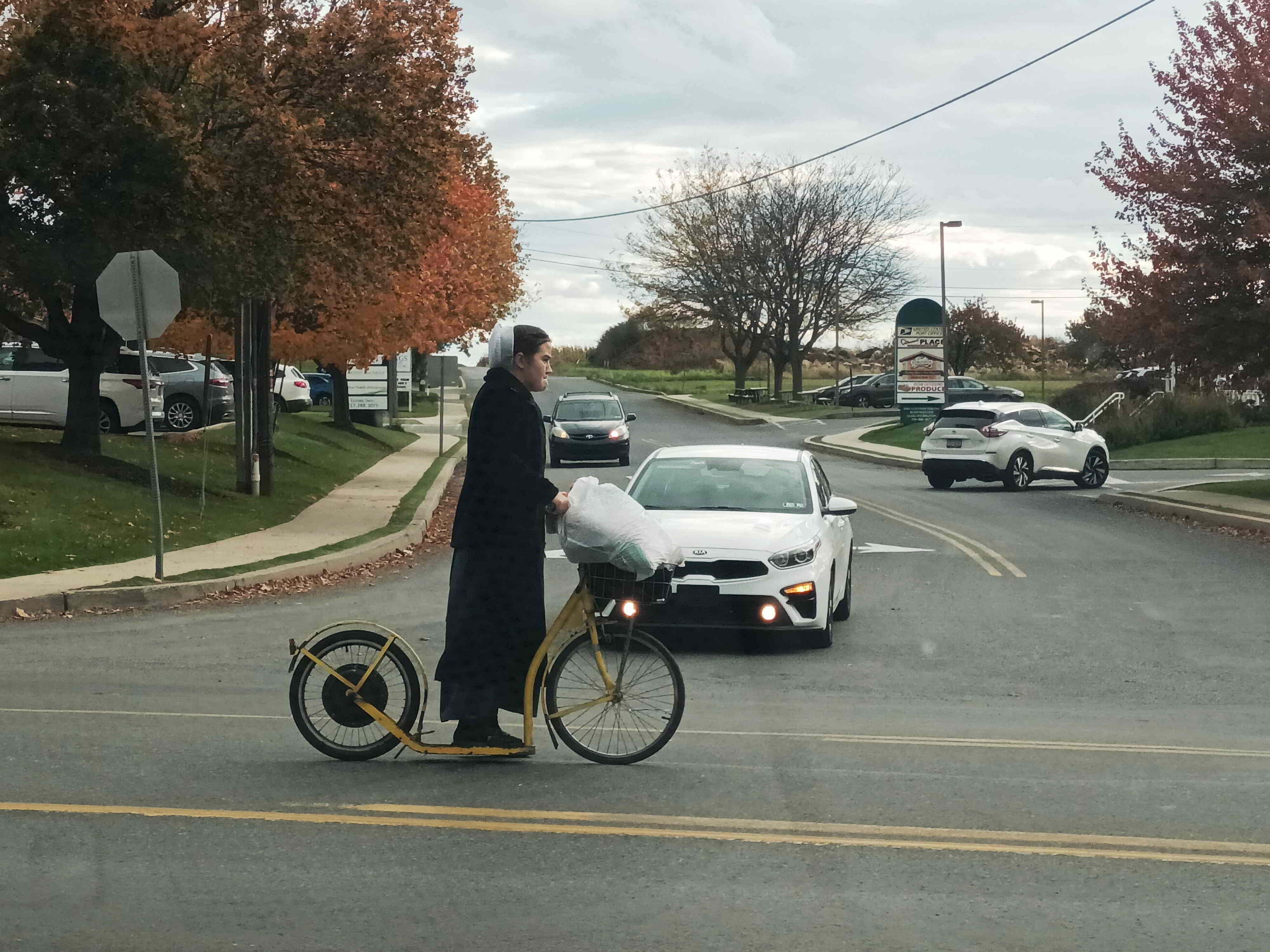 Unha rapaza móvese nunha antiga bicicleta sen pedais Unha rapaza móvese nunha antiga bicicleta sen pedais