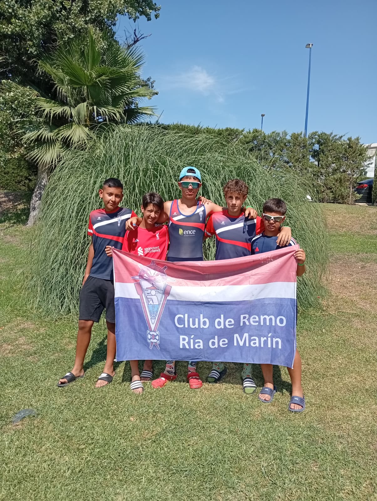 Deportistas del Club de Remo Ría de Marín en Sevilla