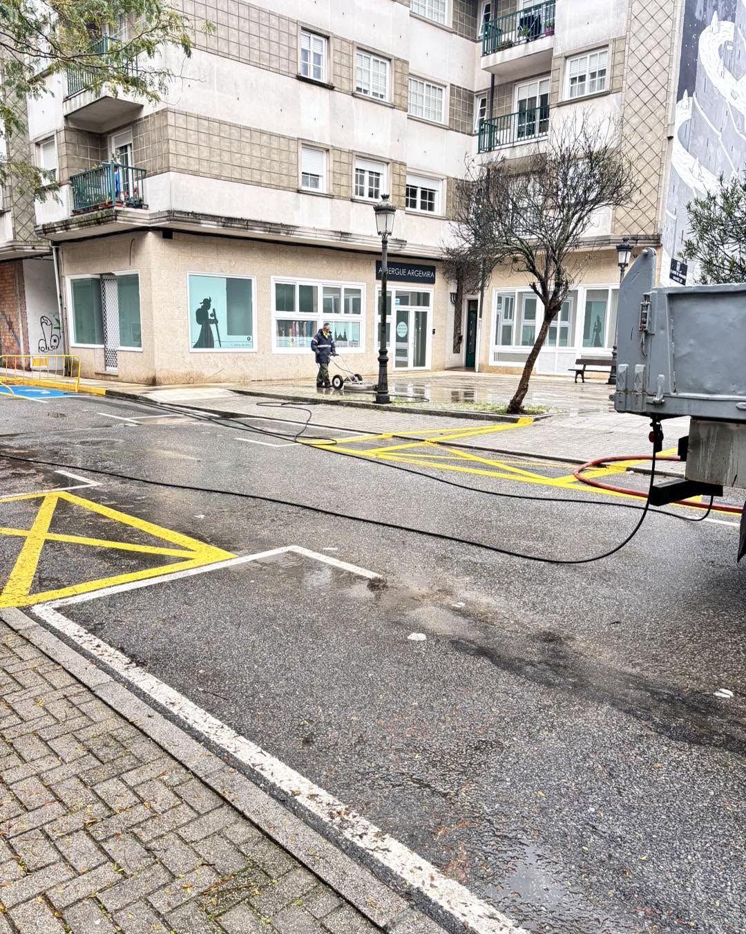 Hidrolavadora limpiando una calle