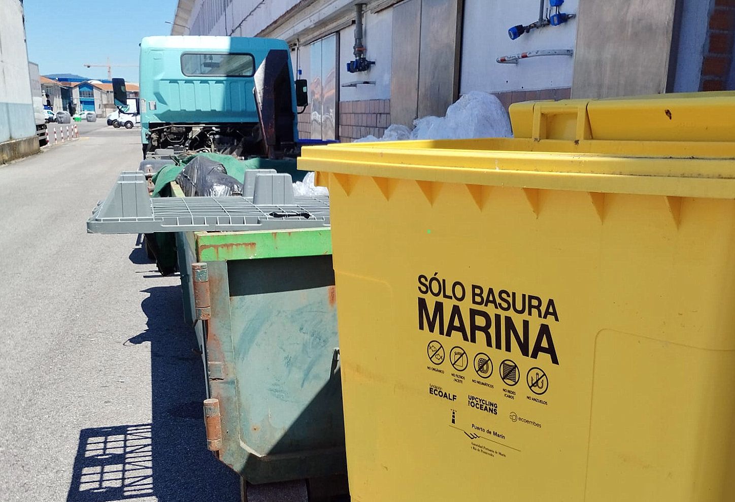 Lixo mariño recollido no Porto de Marín