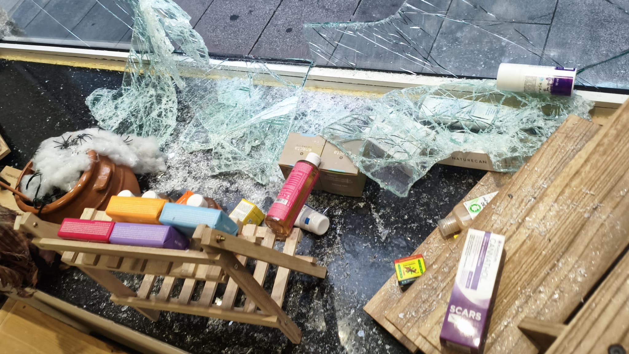 Estado de HerbaMeiga tras el segundo robo perpetrado en el local