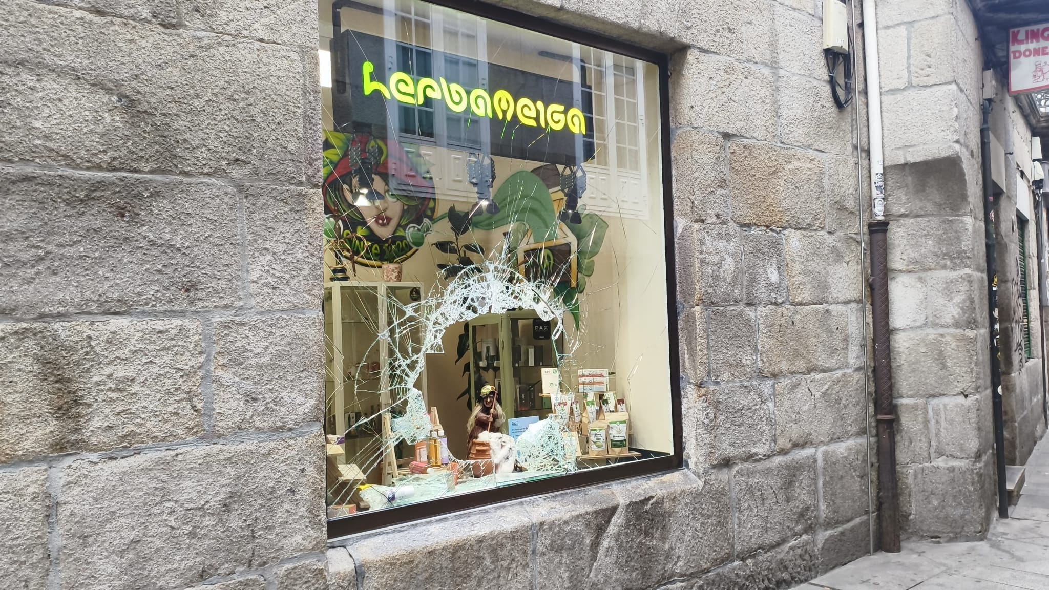 Estado de HerbaMeiga tras el segundo robo perpetrado en el local