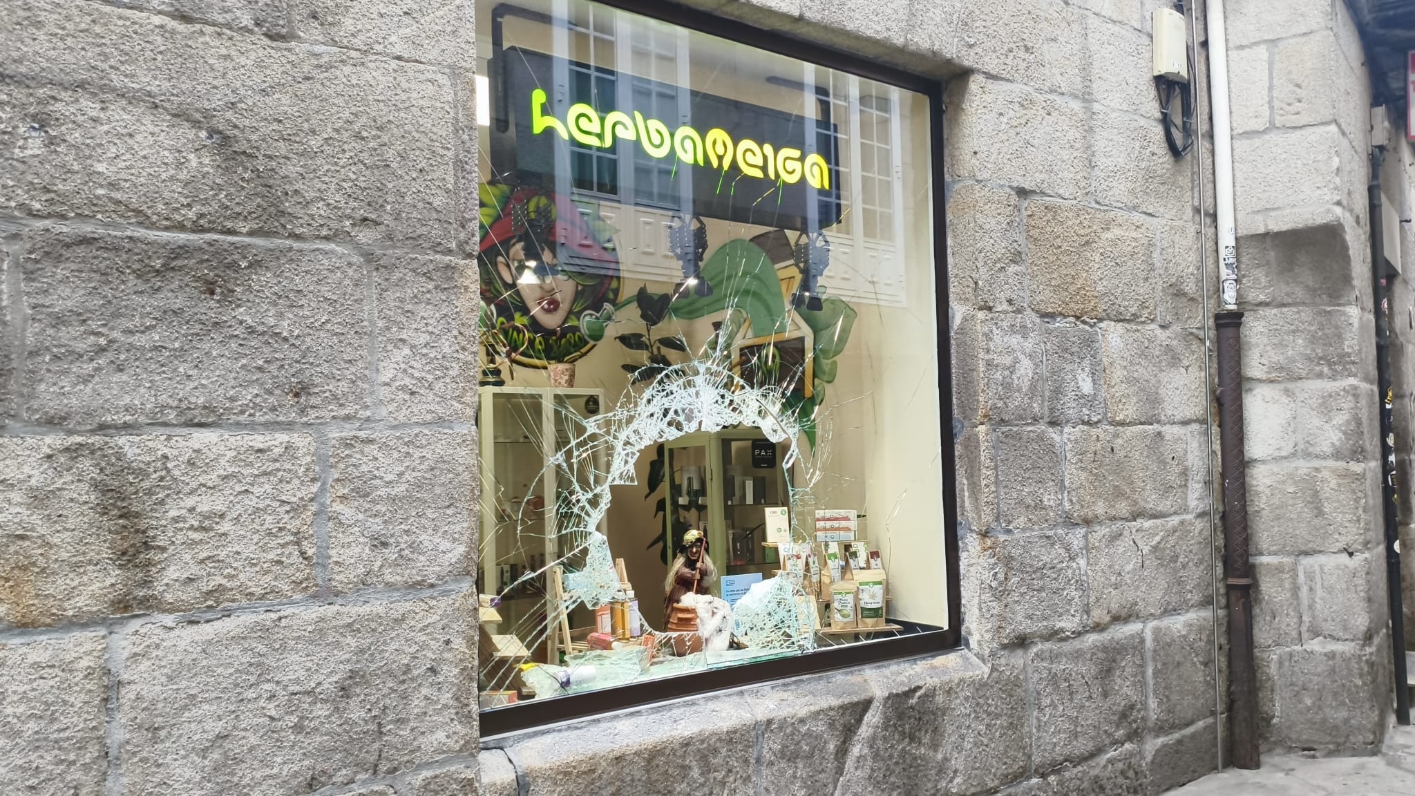 Estado de HerbaMeiga tras el segundo robo perpetrado en el local