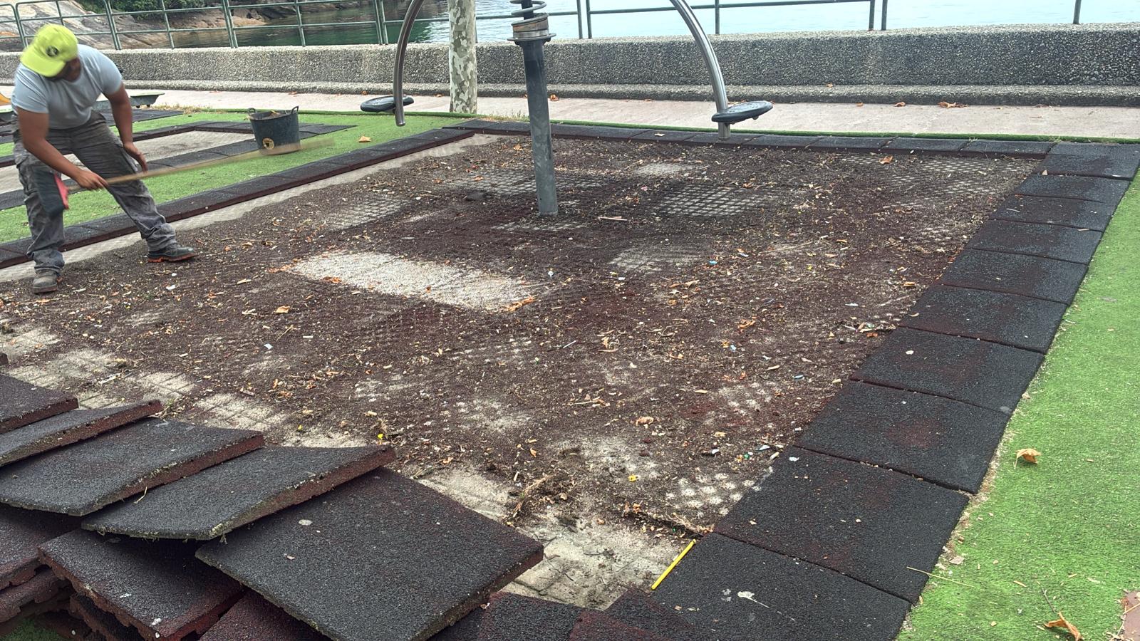 Trabajos de cuidado en un parque infantil de Bueu