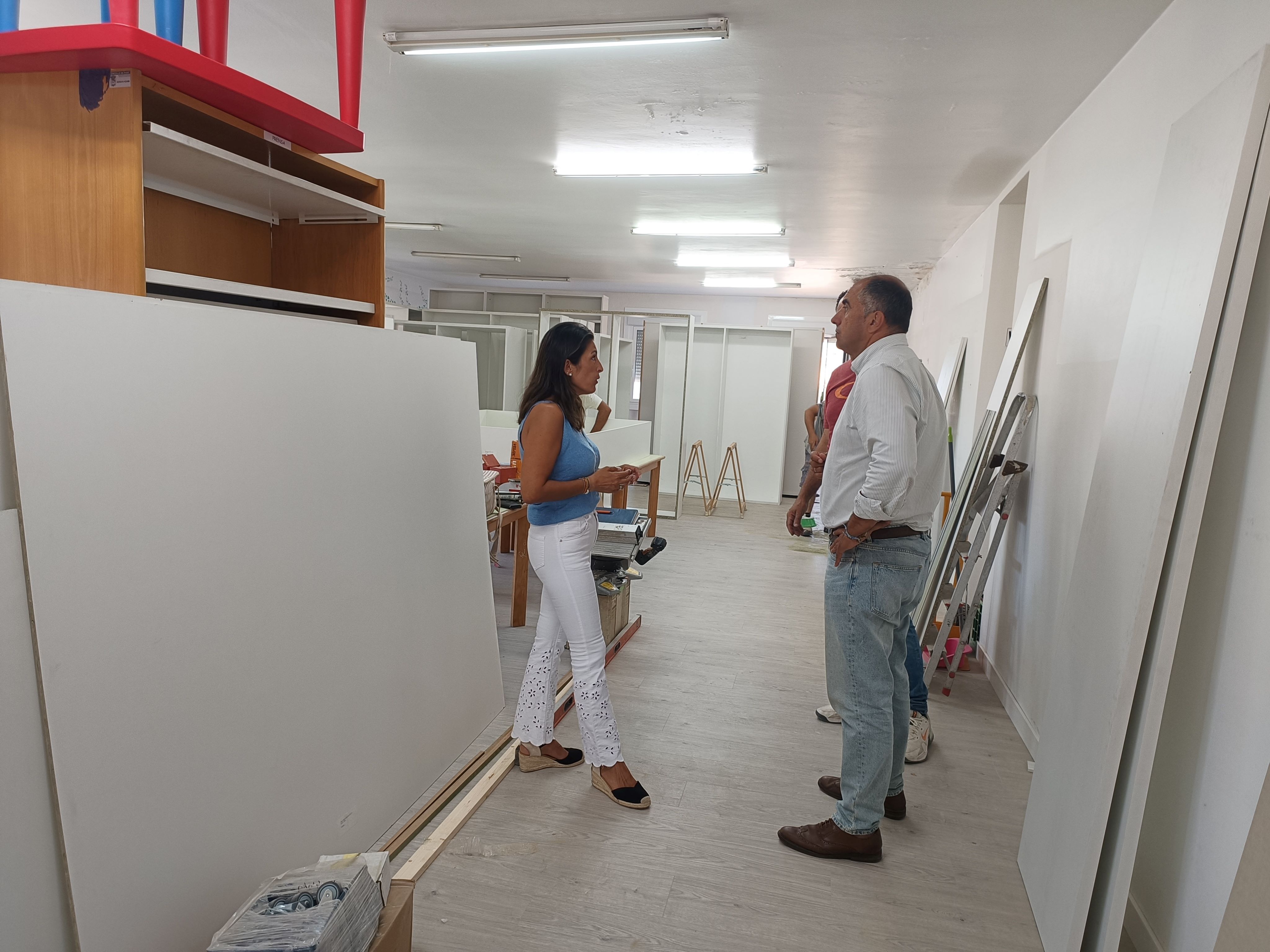 Ángel Moldes y Natalia Sabarís supervisan las obras de la biblioteca municipal
