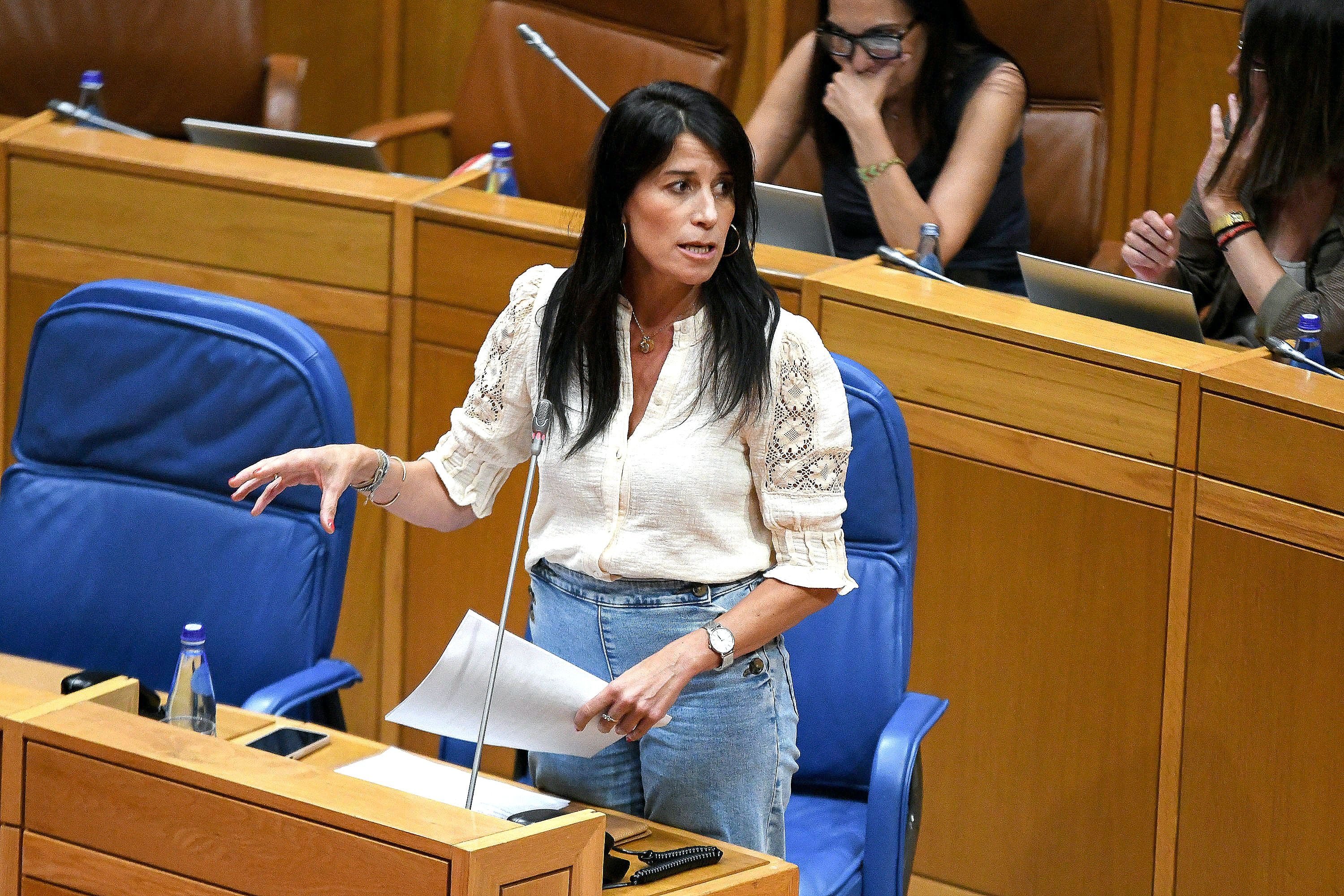 María Martínez Allegue, conselleira de Vivenda, durante o pleno no Parlamento