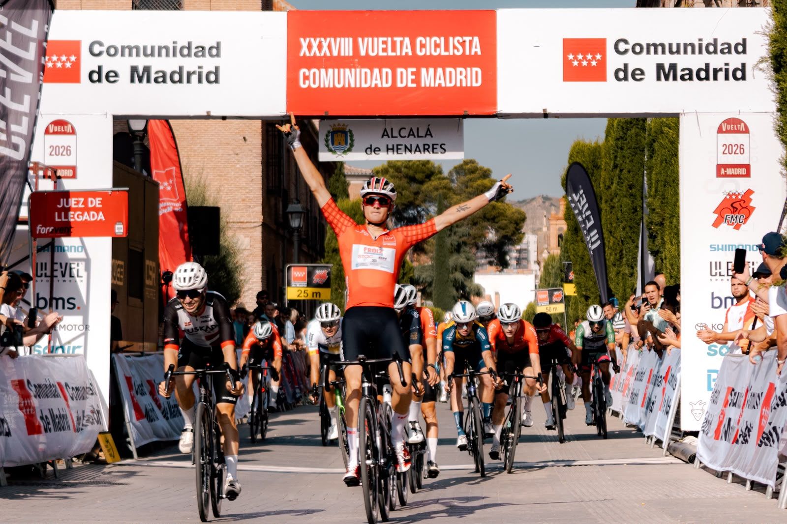 Mika Vijfvinkel cruzando la meta en la segunda etapa de la Vuelta a Madrid 2026