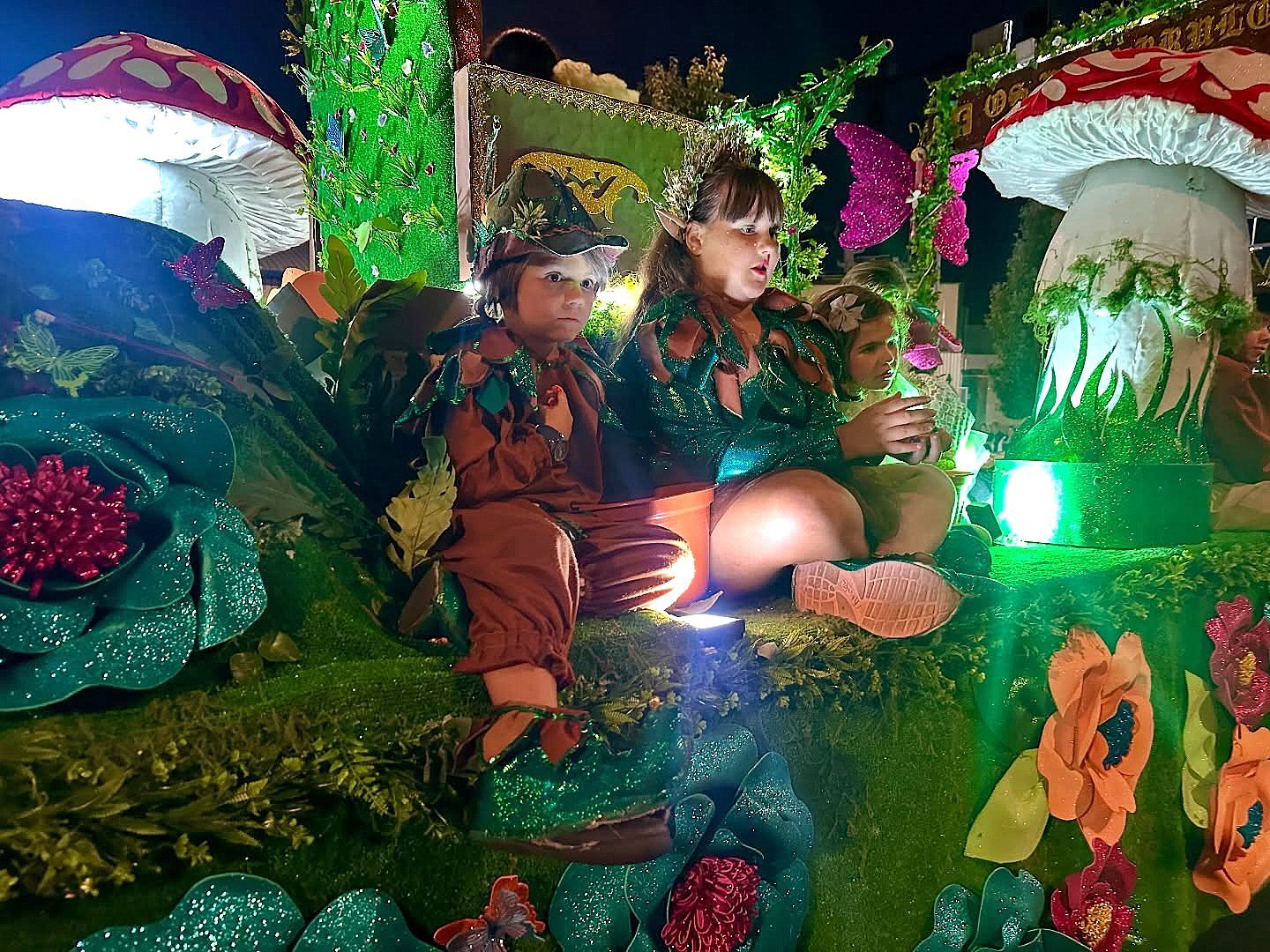Escolares disfrazados en la Batalla de Flores de Marín Escolares disfrazados en la Batalla de Flores de Marín