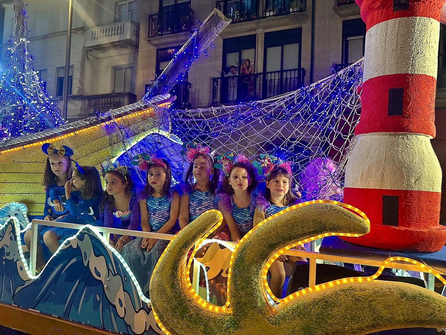 Niñas participantes en una carroza Niñas participantes en una carroza