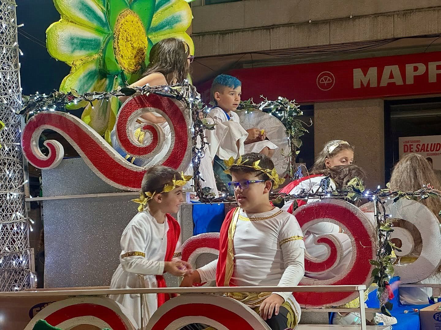 Niños participantes en una carroza Niños participantes en una carroza