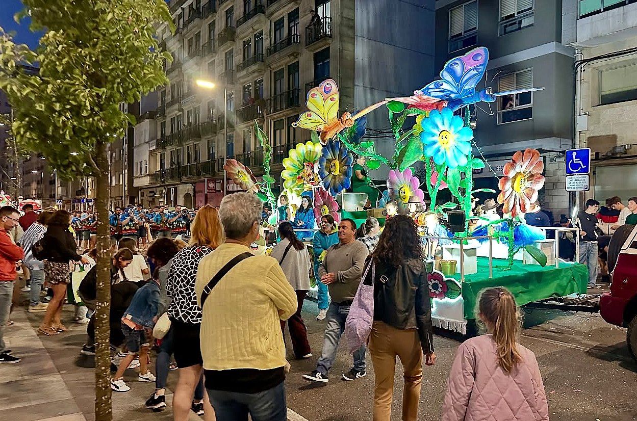 Público en la Batalla de Flores de Marín Público en la Batalla de Flores de Marín