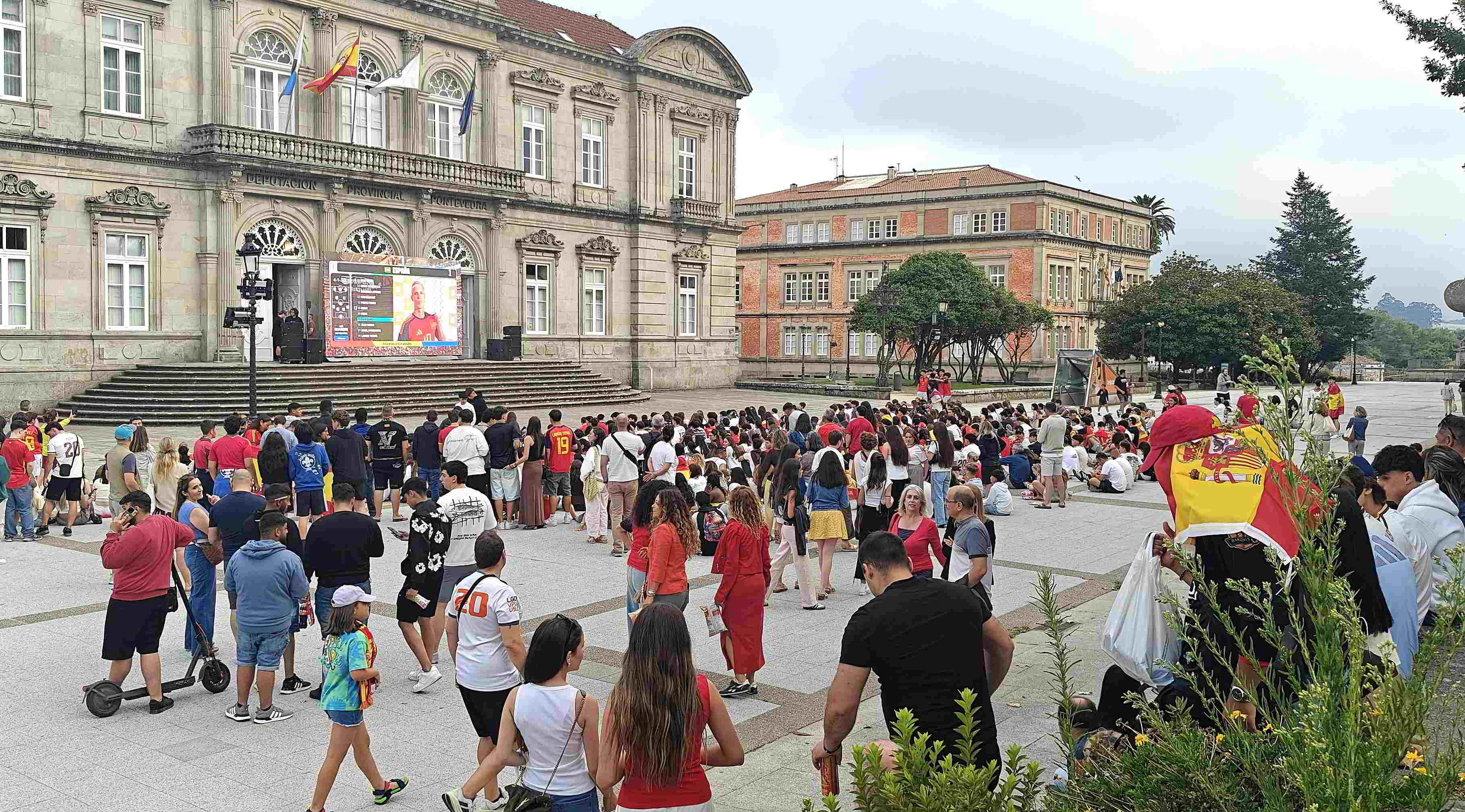Gente viendo el partido del Mundial en Montero Ríos