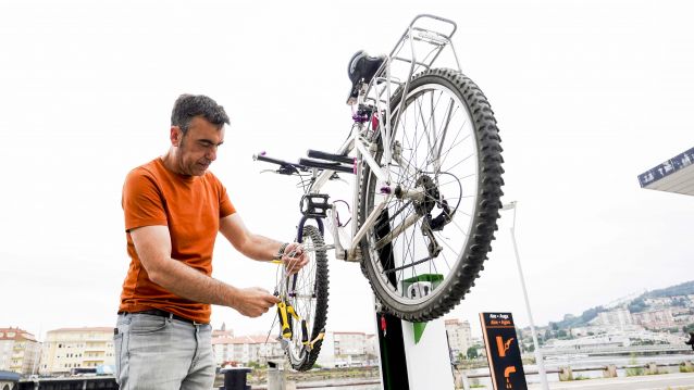 Xaquín Moreda, en la estación de mantenimiento e inflado de bicicletas Xaquín Moreda, en la estación de mantenimiento e inflado de bicicletas