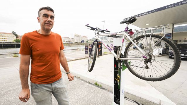 Xaquín Moreda, en la estación de mantenimiento e inflado de bicicletas Xaquín Moreda, en la estación de mantenimiento e inflado de bicicletas