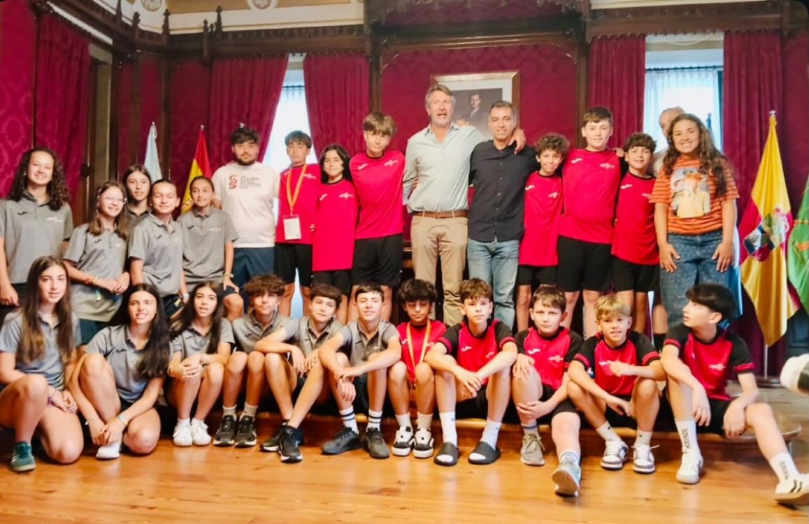 Recibimiento a los deportistas de la delegación vilagarciana en el Concello
