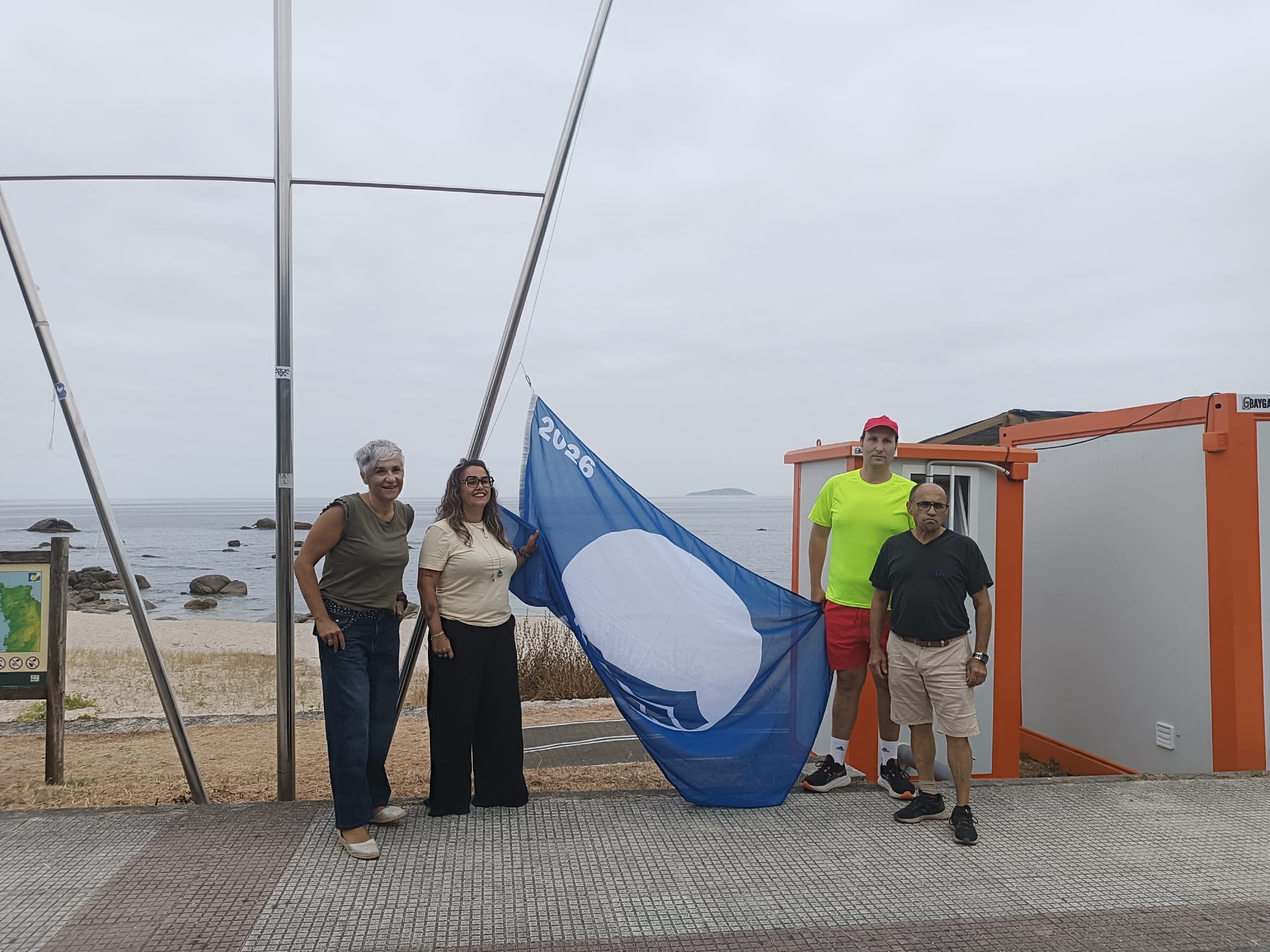 Izado da bandeira azul na praia de Lagos