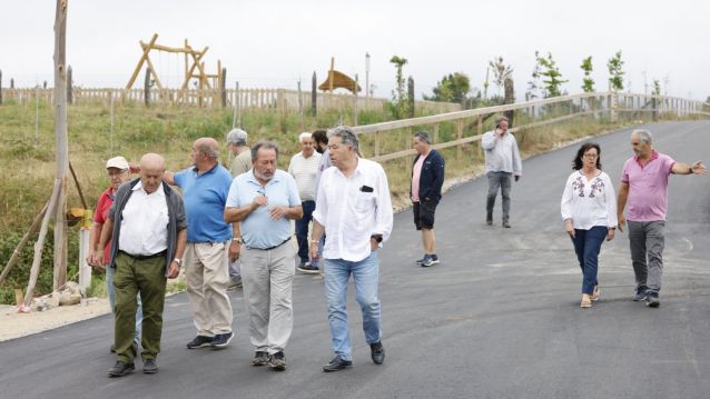Visita a las obras de pavimentación del acceso al campo de fútbol de Salcedo