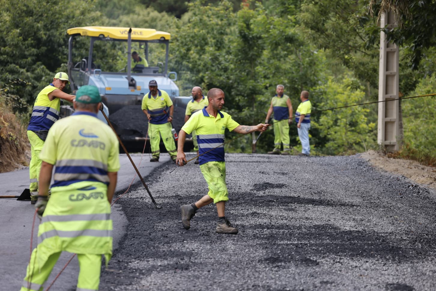 Obras de pavimentación do acceso ao campo de fútbol de Salcedo