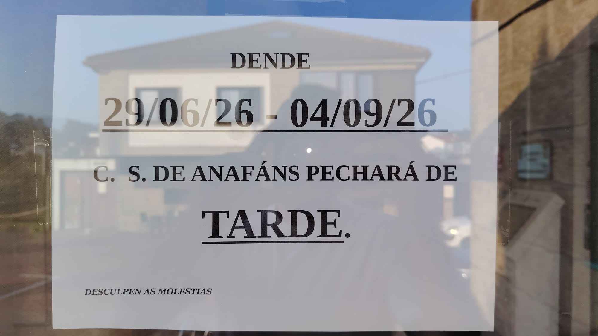 Cartel no centro de saúde de Anafáns